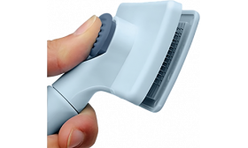 Selvrensende kartebørste til katte i lyseblå med bløde børster og nem rengøringsknap.